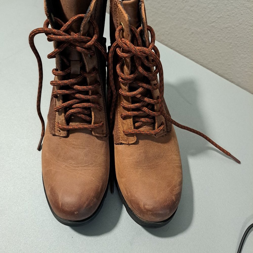Sorel Emelie Suede Lace Up Boots. Size 8